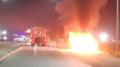El dramático momento en que una camioneta se incendió en pleno Tercer Puente