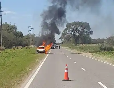 Un auto se prendió fuego en plena ruta: el momento de tensión que vivieron sus ocupantes