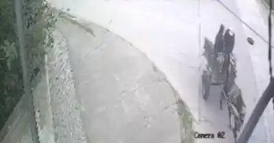 Robó una tapa de cloaca en Tucumán y lo delató una cámara: el insólito método