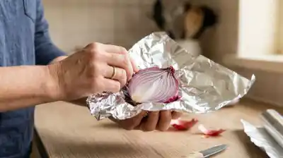 El insólito objeto que muchos llevan en el bolsillo: el secreto detrás de la media cebolla envuelta en aluminio
