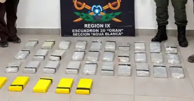 Escapó corriendo al monte y dejó abandonada una carga que escondía un detalle inesperado