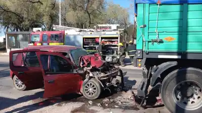 Chocó su auto contra un camión en una ruta cordobesa y el final fue fatal