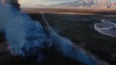 Incendio en El Alto Copacabana: el fuego también dejó sin luz a dos localidades