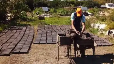 El ladrillero que emocionó al Papa hoy vende hasta la garrafa para comer: su desesperado pedido