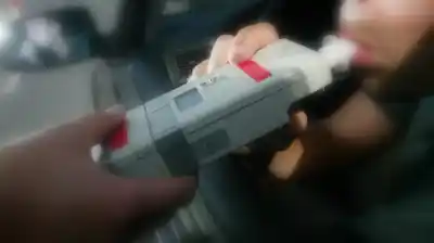 Tomaba cerveza al volante en la Ricchieri y el control de alcoholemia le marcó un número escandaloso