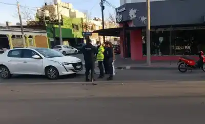 Chocaron en el centro de Santa Rosa y los dos ocupantes de la moto terminaron en el hospital