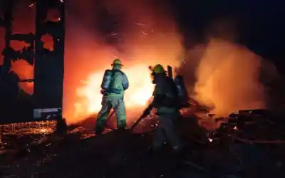 Una vivienda desocupada se incendió en Río Grande y el fuego pudo propagarse