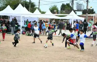 Tras años de abandono, un barrio de Resistencia reestrenó su playón con una fiesta para los chicos