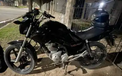 Un vecino los sorprendió subidos a una moto y uno de ellos lo amenazó con un cuchillo