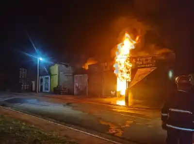 Un incendio arrasó con el depósito de una distribuidora en San Ignacio y los bomberos lucharon por horas
