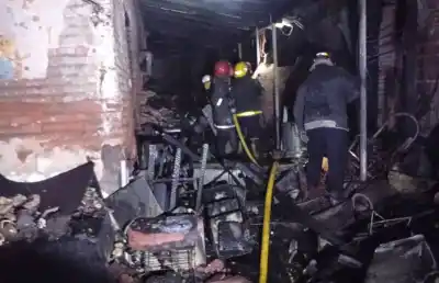 El dramático rescate de un padre y su hijo en un incendio que destruyó su casa