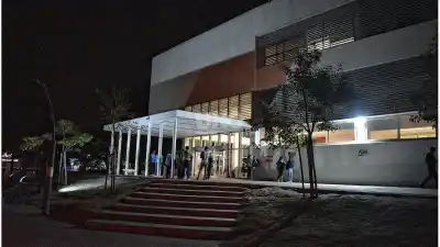 Le dispararon mientras jugaba al fútbol en un complejo de Santa Fe y quedó grave