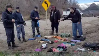 Hallaron bolsos y ropa abandonados en la Ruta 40: el detalle que los vincula con una serie de robos