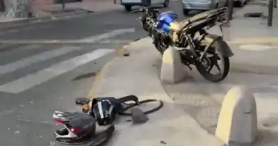 Impactante choque en Guaymallón: la moto habría cruzado en rojo y dejó un herido