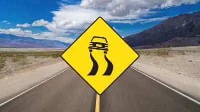 El rombo amarillo que pocos entienden: qué significa realmente la señal que muestra un auto derrapando