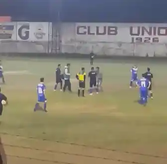 Un hincha irrumpió en la cancha durante un partido de veteranos y los jugadores tuvieron que sacarlo