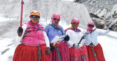Llegan a Catamarca las Cholitas Escaladoras: la historia de las mujeres aymaras que conquistan cumbres con pollera