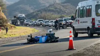 Se le reventó una cubierta en plena ruta y derrapó: el insólito protagonista del accidente