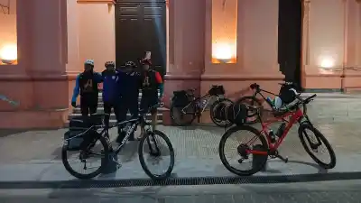 Por el Milagro: cuatro ciclistas de Andalgalá pedalearon hacia Salta