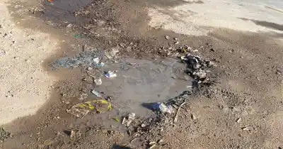 Denuncian una pérdida de agua que lleva seis meses en un barrio de Catamarca