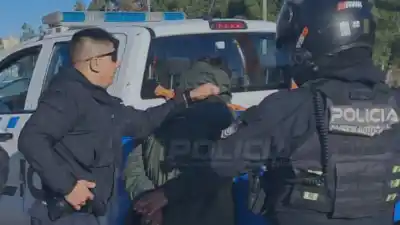 Cargaron nafta, huyeron en un auto robado y uno escapó en colectivo: la insólita persecución que terminó en Neuquén