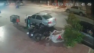Robó una moto estacionada en plena calle y las cámaras captaron todo