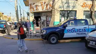 Dos allanamientos en Cañuelas por venta de entradas truchas de Boca y dólares