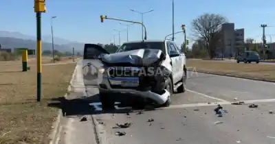 Dos camionetas chocaron en avenida Bolivia y una quedó en el carril contrario