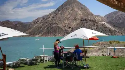 Sube el agua del dique y los prestadores de Punta Negra ya desarman todo