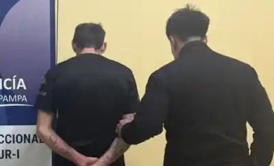 Salió a comprar bebidas con un conocido y terminó forcejeando con un cuchillo