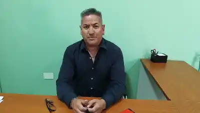 Se fue del partido con el que llegó a la banca, pero asegura que no piensa renunciar