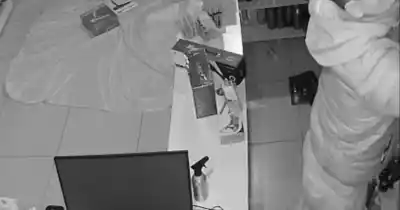Robó en un local de Rawson y la cámara captó el insólito método para escapar