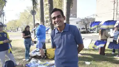 La solidaridad le cambió la vida: el vendedor robado en el clásico se compró su primer auto