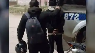 Forzaba una puerta con fines delictivos: el dueño lo descubrió por las cámaras y lo echó a los manguerazos