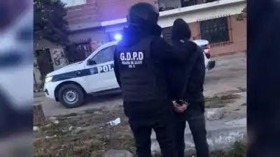 Una docente alertó al 911 y la Policía atrapó a un hombre buscado por la Justicia de Córdoba