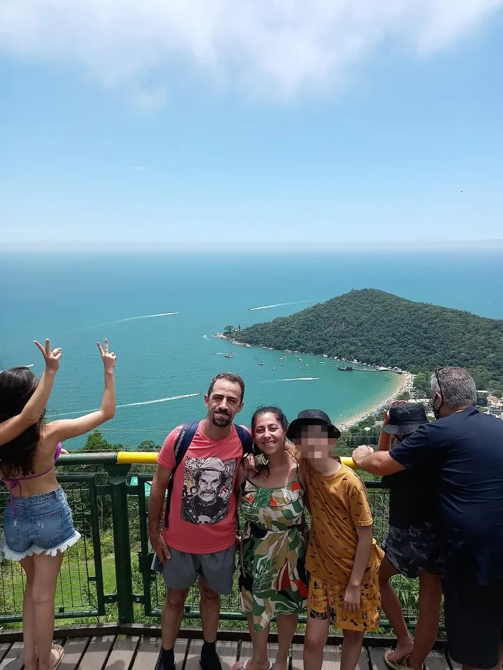 Alejandro, Carla y su hijo Nahuel, la familia argentina que busca ayuda para regresar al país desde Brasil.
