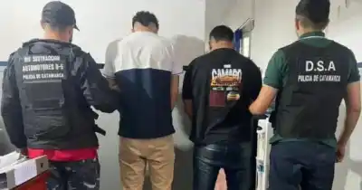 Operativo en la terminal: Detienen a dos santiagueños por una maniobra con autos alquilados en Catamarca