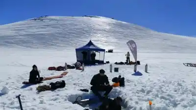 Buceo bajo el hielo a 2.100 metros: la aventura extrema que se vivió en una laguna de Caviahue