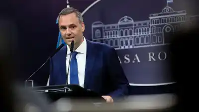 Adorni vuelve a la carga: la conferencia que busca apagar el incendio en el Gobierno