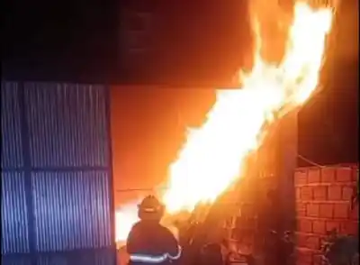 Quiso combatir el frío y un descuido terminó en llamas: el fuego arrasó su taller