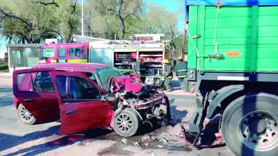 Un albañil de Hernando murió tras chocar su auto contra un camión en la Ruta 6