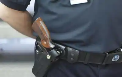 Iba detenido en un patrullero y se animó a algo impensado contra el policía