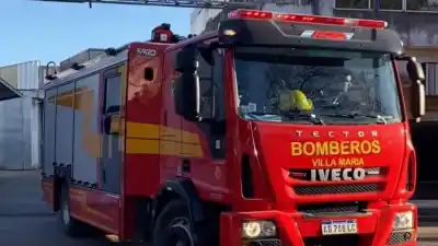 Alerta en Villa María: un incendio amenazaba con propagarse y 10 bomberos lo frenaron