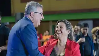Vetó un premio para empleados municipales y sus fotos de cumpleaños estallaron la bronca