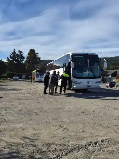 Controles en Bustillo: qué encontraron al revisar 30 micros turísticos