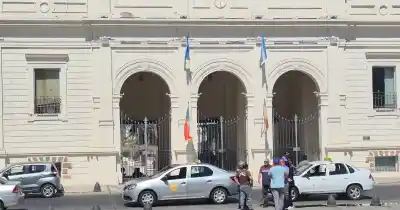 Taxistas en alerta: cortan el centro de la Capital y amenazan con endurecer la protesta