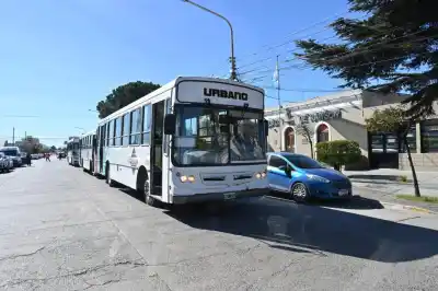 Multaron a choferes de Ceferino mientras reclamaban por salarios atrasados