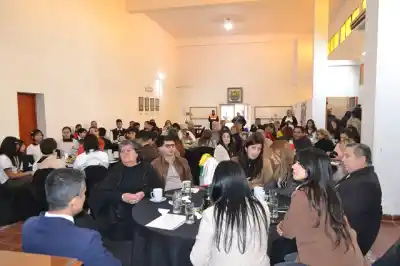 El III Café Literario que reunió a poetas y estudiantes en el Concejo
