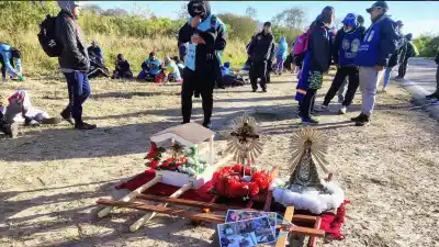 Caminan por las rutas de Jujuy: la fe que moviliza a miles