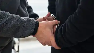Atacó a un celador con un cuchillo y golpeó a un policía: la justicia lo condenó